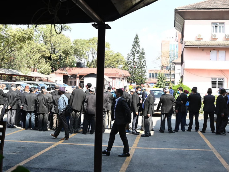 प्रधानन्यायाधीश विवादमा विभाजित कानुन व्यवसायी